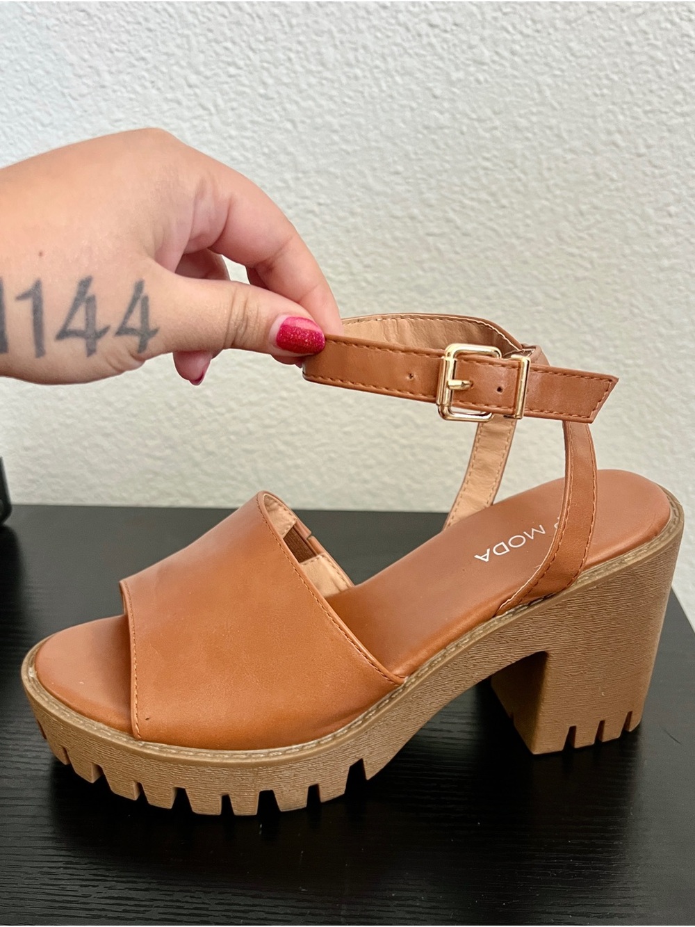 TOP Moda Tan Platform Chunky Heel Sandals with Gold Buckle - Picture 4 of 9